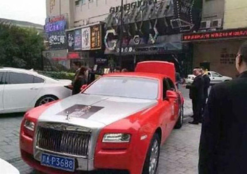 خواننده سرشناس با خودروی لوکسش تصادف کرد +عکس