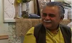 دستفروشی یک بازیگر مقابل سينما
