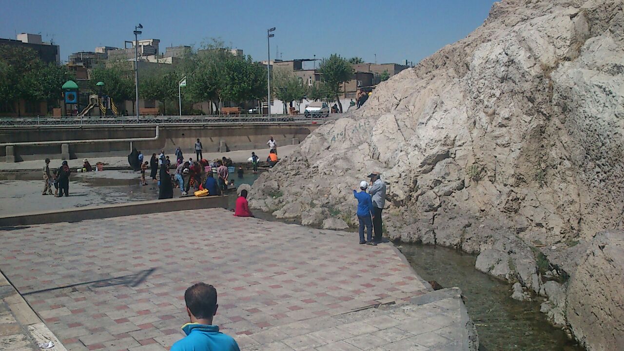 جوشش موادمخدر در کنار چشمه باستانی تهران + تصاویر