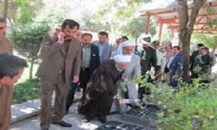غبار روبی وگلباران مزار شهدای مریوان با حضور معاون پارلمانی رییس جمهوری
