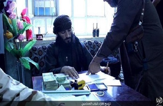 گردن زدن سه اهل سنت توسط داعش/ کمک داعشی&zwnj;ها به مسلمانان فقیر!/ فرار داعشی&zwnj;ها از انبار با لباس زنانه/+ عکس