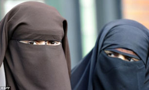 پخش اعلامیه منع پوشیدن برقه در آلپ