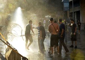 35 زخمی در پی درگیری های نیروهای امنیتی لبنان و معترضان به بحران زباله ها در مرکز بیروت