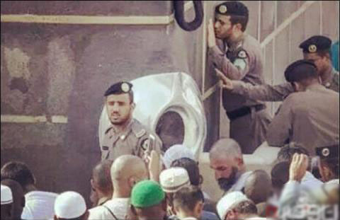 سرپیچی پلیس عربستان کنارکعبه + عکس
