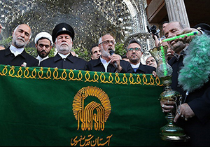 زمزمه " سروش مهر " در گوش نوزادان مشهدی به دست خادمان بارگاه علی بن موسی الرضا(ع)