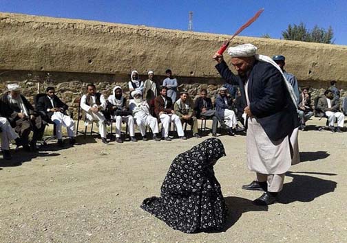 شلاق زدن یک زن به اتهام زنا +عکس