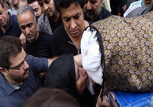 بوسه مادر بر کفن علی طباطبایی (عکس)