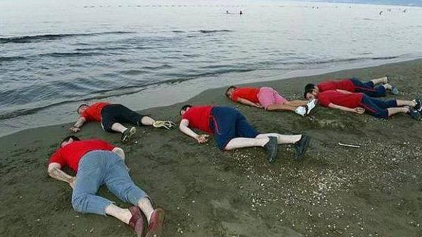 وقتی جوانان ترکیه ای به یاد کودک غرق شده سوری در سواحل دراز می کشند+تصاویر