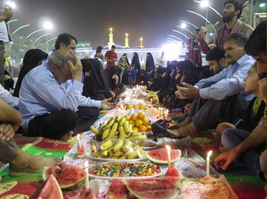 سفره رنگی زائران ایرانی در بین الحرمین + تصاویر