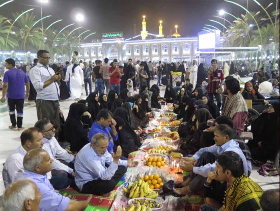 سفره رنگی زائران ایرانی در بین الحرمین + تصاویر