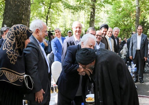 وقتی سید محمود دعایی در حضور ظریف دست فرشچیان را بوسید