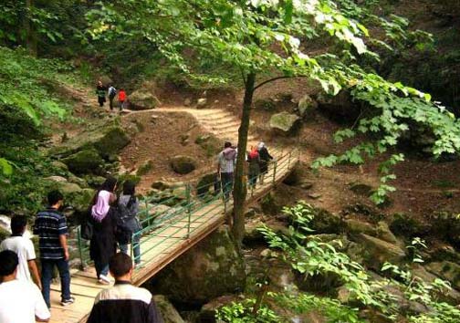 آبشار پله ای شیر آباد مکانی برای خنک شدن
