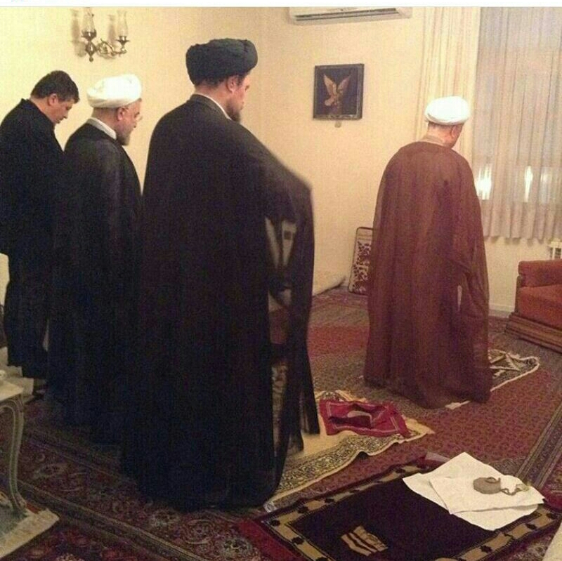 اقتدای روحانی وسید حسن به هاشمی+عکس