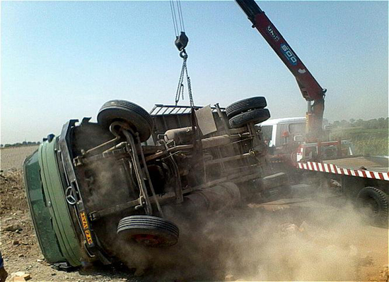 واژگونی كامیونت حمل بار آجر + تصاویر