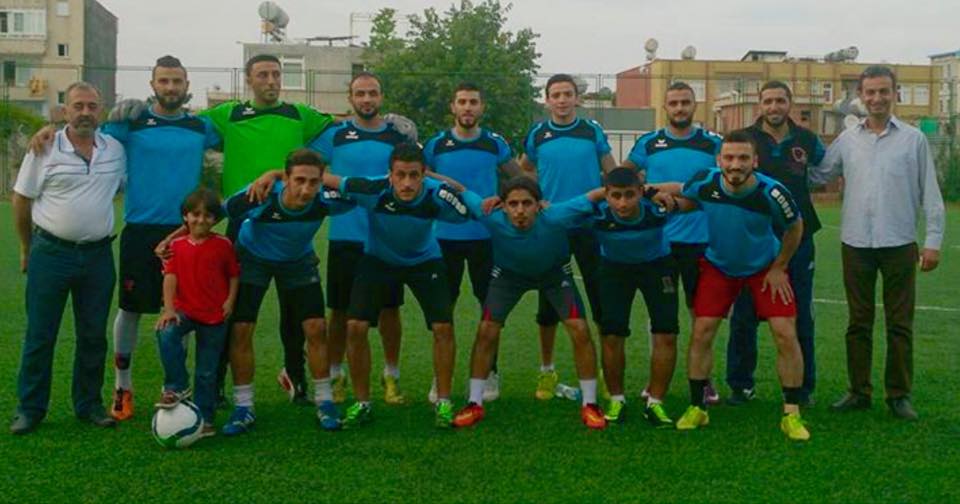 جفت پا گرفتن فیلمبردار برای مربي تيم الفتوت + عکس