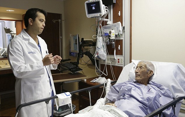 پزشکان دست این مرد را به شکم او پیوند زدند + تصاویر