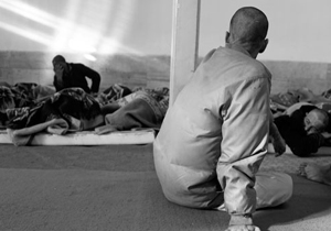 شکنجه معتادان برهنه با ضربات شلنگ و میله آهنی/ دو مدیر دستگیر شدند
