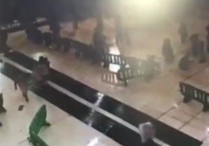 لحظه سقوط جرثقیل برسر چند زائر در مسجدالحرام + فیلم (18+)
