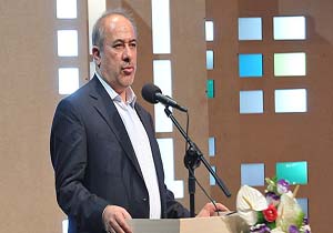 مسئولان کشور مزار شهدا را غبارروبی می‌کنند