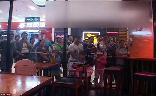 نجات معجزه آسا پس از گیر کردن بین درب هوشمند+تصاویر