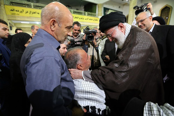 جمعی از جانبازان و خانوادهایشان با رهبر معظم انقلاب دیدار کردند