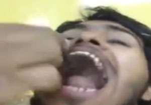 طعم عقرب را از این جوان عرب بپرسید! + فیلم
