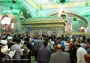 آیین تعویض گل های فوق ضریح مطهر امام رضا علیه السلام +تصاویر