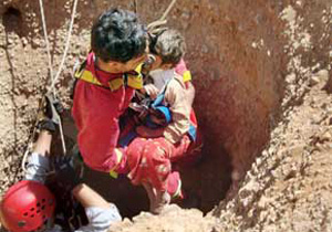 نجات کودک 5 ساله از داخل چاه هفت متري در همدان