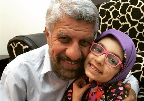 حاج صادق آهنگران در کنار نوه&zwnj;اش