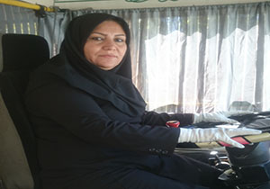 فرمان زندگی و فرمان اتوبوس در دستان یک مادر