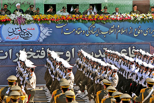 یگان&zwnj;های پیاده ارتش جمهوری اسلامی ایران از مقابل جایگاه رژه رفتند