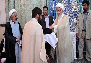 ملبس شدن طلاب به لباس روحانیت توسط آیت‌الله مکارم‌شیرازی