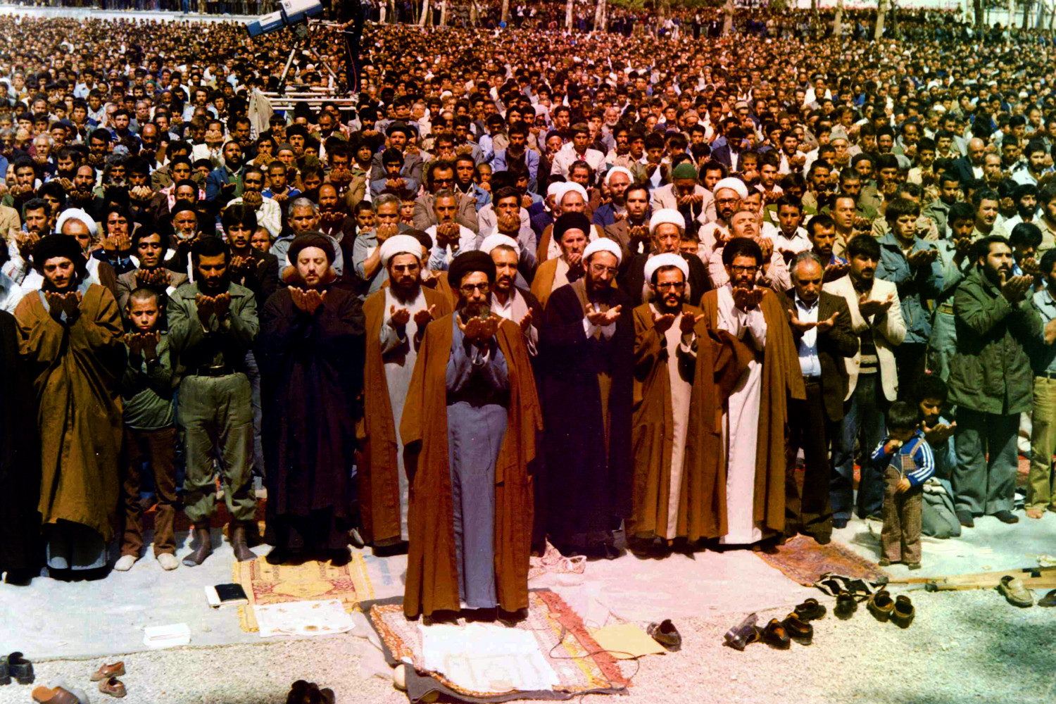 تصاویری از شهید آیت&zwnj;الله سیدمحمدباقر حکیم&zwnj; در کنار رهبر انقلاب