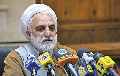 کشف یک تلفن همراه با سیم کارت به اضافه 30 عدد سکه طلا از مهدی هاشمی در جریان بازرسی از بند 7 زندان اوین