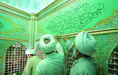 غبار روبی بقاع متبرکه با حضوردبیرکل مجمع جهانی تقریب مذاهب اسلامی +تصاویر