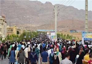 برگزاری همایش پیاده روی خانوادگی در ایلام به مناسبت هفته دفاع مقدس