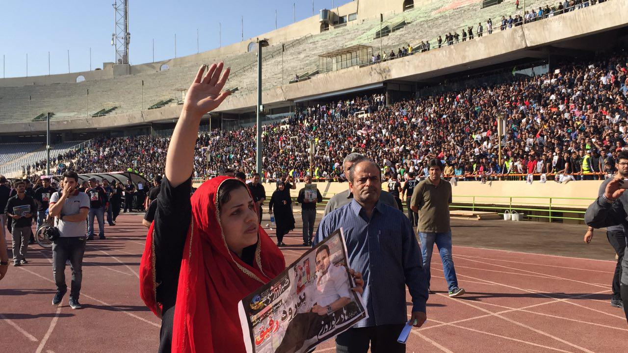 از روسری قرمز همسر هادی نوروزی تا جمعیت 100 هزار نفری در استادیوم آزادی