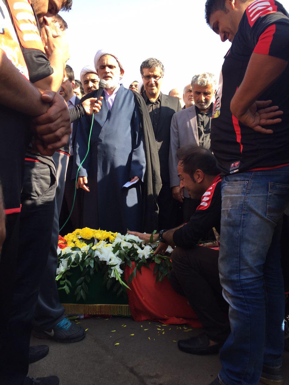 از روسری قرمز همسر هادی نوروزی تا جمعیت 100 هزار نفری در استادیوم آزادی