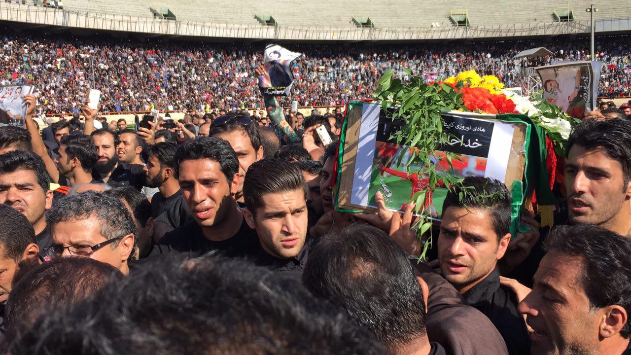 از روسری قرمز همسر هادی نوروزی تا جمعیت 100 هزار نفری در استادیوم آزادی