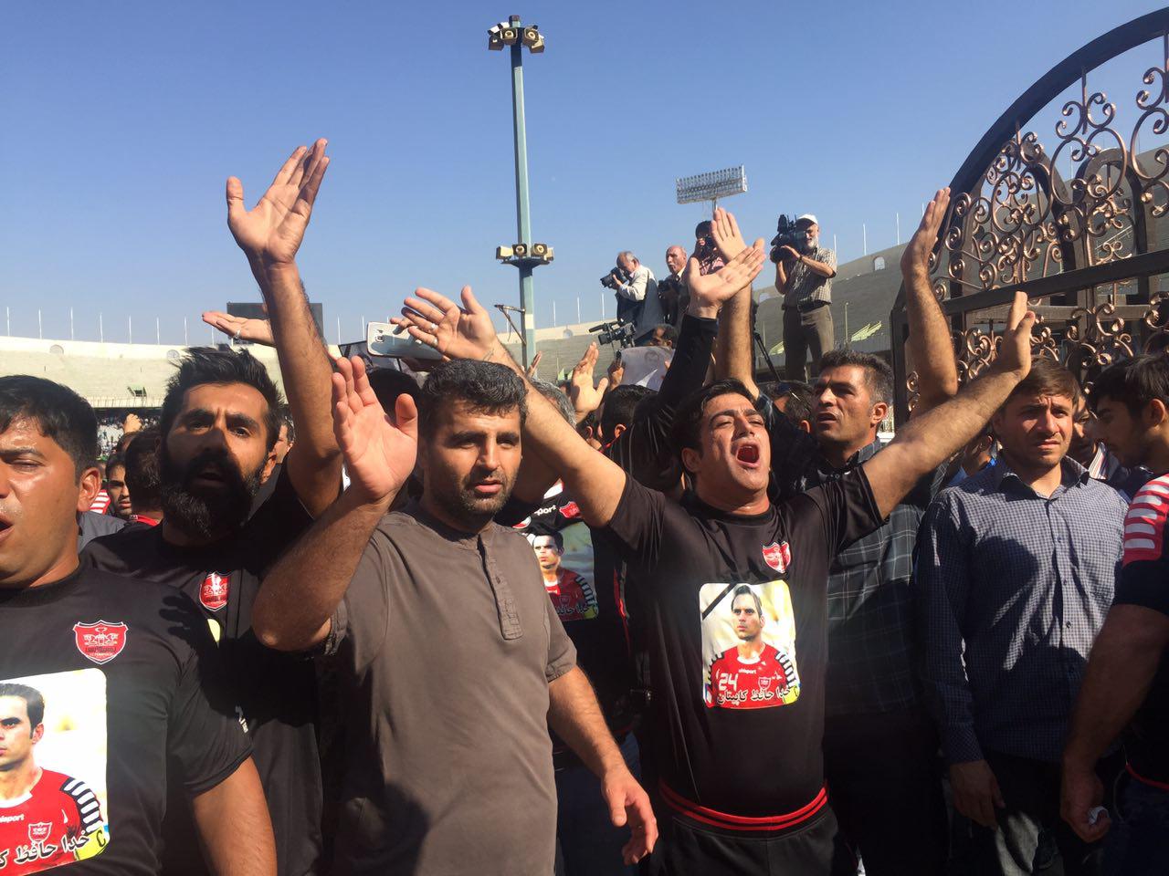 از روسری قرمز همسر هادی نوروزی تا جمعیت 100 هزار نفری در استادیوم آزادی