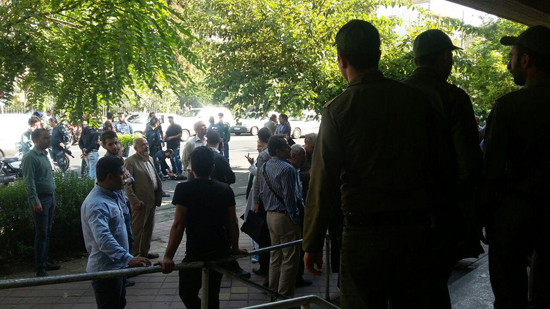 بابک زنجانی وارد دادگاه شد/ 7 خودروی پلیس اسکورت میلیاردر نفتی + عکس