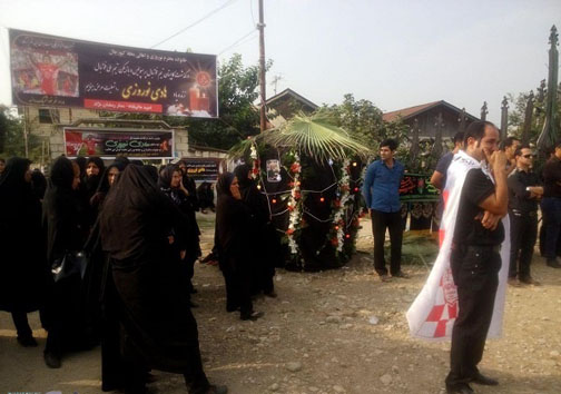 تصویر انتظار اندوهگین مردم کپورچال برای وداع با پیکر افتخار شهرشان