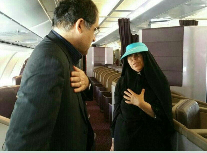 همدردی وزیر بهداشت با حجاج در هواپیما+تصاویر