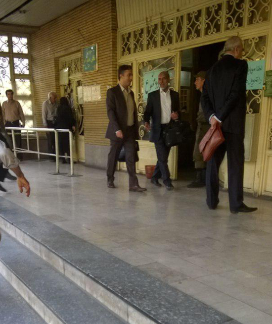 بابک زنجانی با اسکورت وارد دادگاه انقلاب شد + عکس
