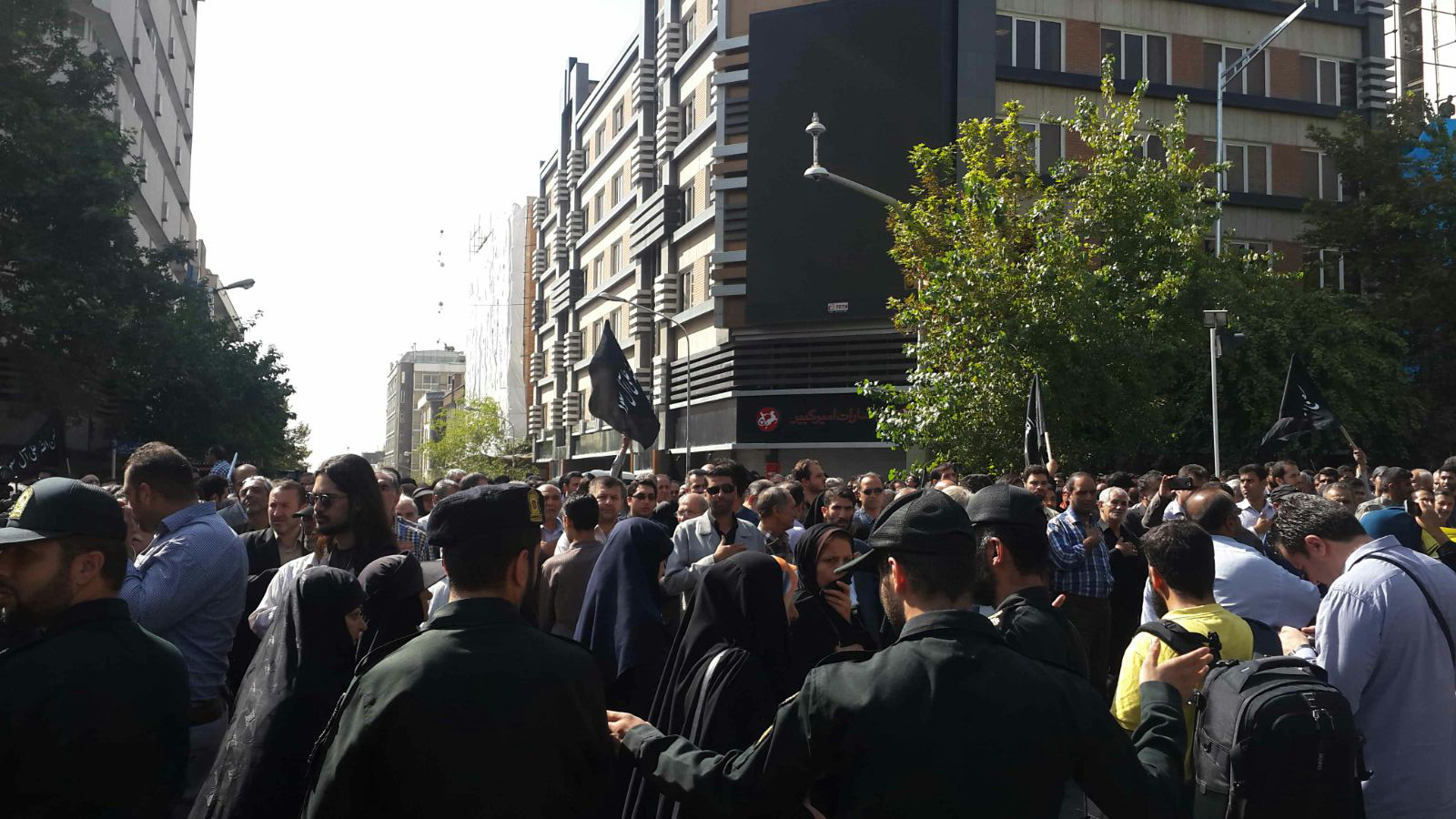 ایران اسلامی سراسر غم و اندوه مهاجران الی&lrm;الله/ حضور آیت&lrm;الله هاشمی رفسنجانی در مراسم تشییع پیکرهای مطهر + فیلم