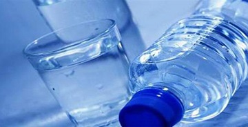 فوتبالیست‌ها مراقب بطری‌های آب باشند