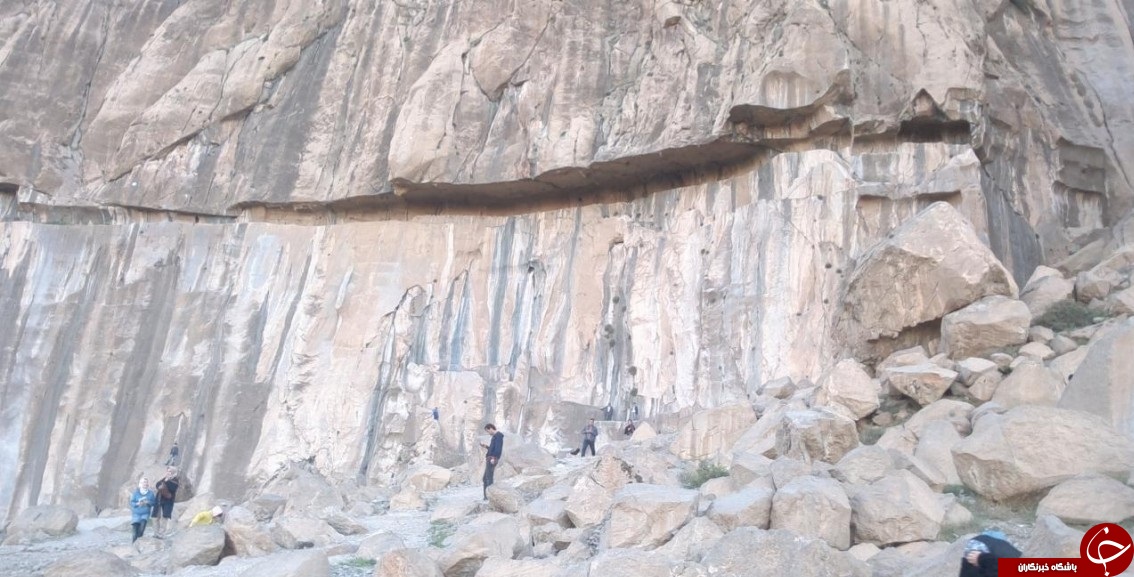 نمایی جالب از کنده کاری فرهاد روی کوه بیستون + عکس