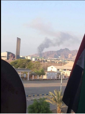 حملات موشکی به هتل محل اقامت نخست وزیر دولت فراری یمن در عدن+تصویر
