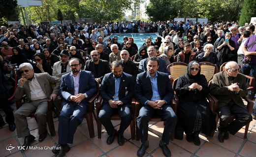 بی&zwnj;مهری هنرمندان به مراسم بدرقه هما روستا/ همای تئاتر بر دوش هواداران تشییع شد+فیلم و تصاویر