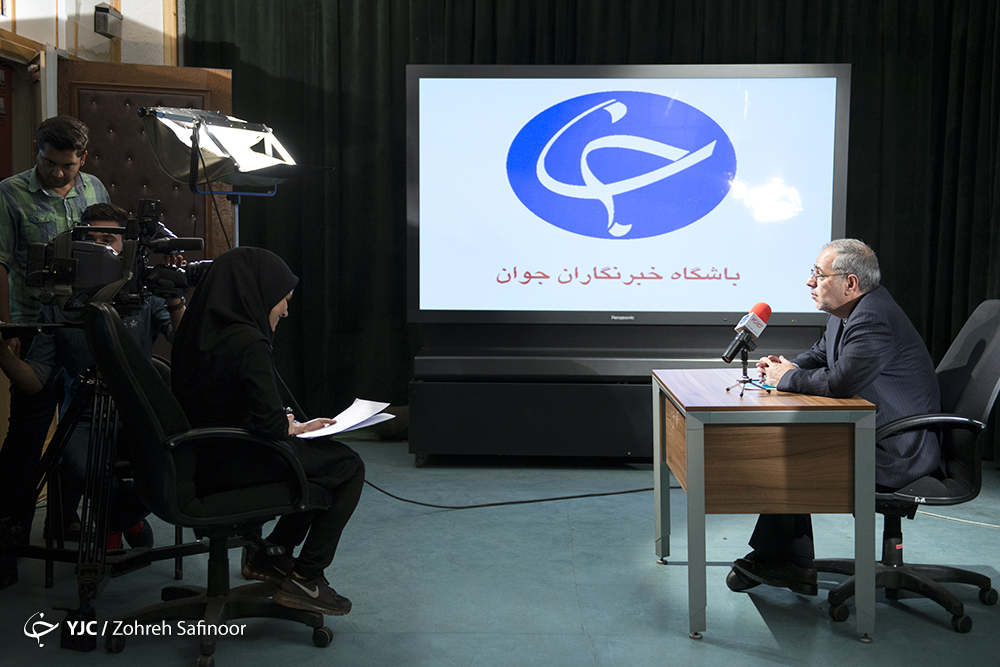 بعضی&zwnj;ها خدا رو شکر کنند که احمدی&zwnj;نژاد سکوت کرده است/ برای حضور در انتخابات مجلس احساس تکلیف نمی&zwnj;کنم/ تغییر اعتقادات مسئولین نسبت به گذشته/ احمدی&zwnj;نژاد در جلسات به دنبال موضوعات بی&zwnj;ارزشی مانند تقسیم قدرت و انتخابات نیست